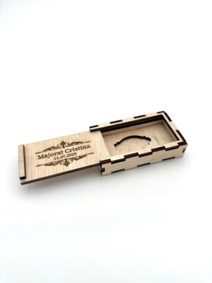 Személyreszabott pendrive doboz